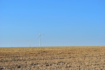 Pole orne i wiatraki na tle błękitnego nieba © bnorbert3