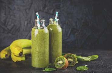 Spinach, bananas and kiwi