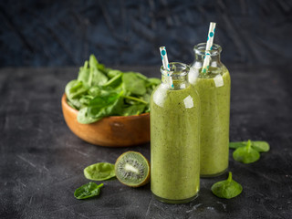 Spinach, bananas and kiwi