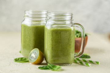 Spinach, bananas and kiwi