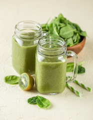 Spinach, bananas and kiwi
