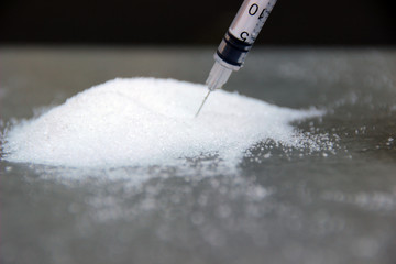 Spritze für Diabetiker in einem Berg aus Zucker