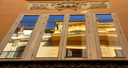 Gespiegelte Fassade in der historischen Altstadt von Malaga