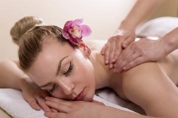 Obraz na płótnie Canvas Massage treatment