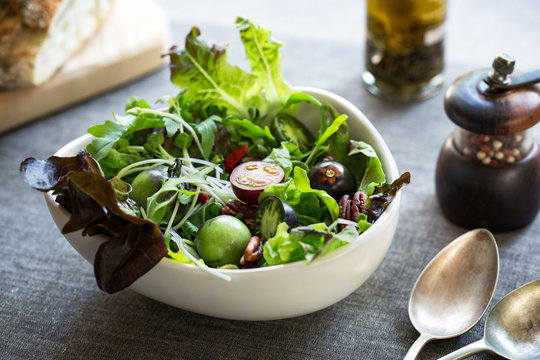 Green salad with Goj iberry and Pecan