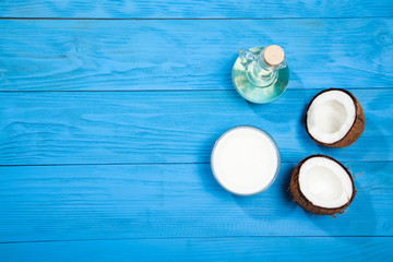 Obraz na płótnie Canvas Coconut oil on a blue wooden background