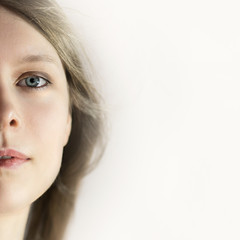 Hübsches Mädchen blickt in die Kamera, Teilansicht quadratisch