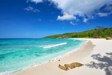 einsamer Strand auf La Digue - Seychellen