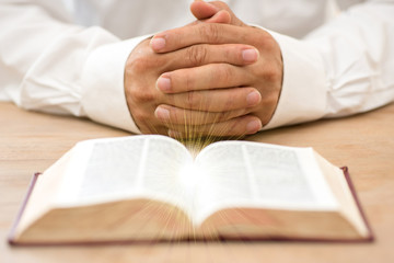 Obraz premium Closeup hand open book for reading concept background