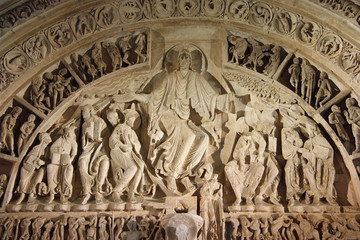 Les apôtres et le Christ sur le tympan du Narthex de la basilique de Vézelay en Bourgogne, France
