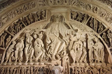 Photo sur Plexiglas Monument Les apôtres et le Christ sur le tympan du Narthex de la basilique de Vézelay en Bourgogne, France