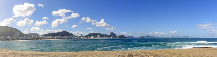 Panoramabild des Strandes der Copacabana in Rio de Janeiro