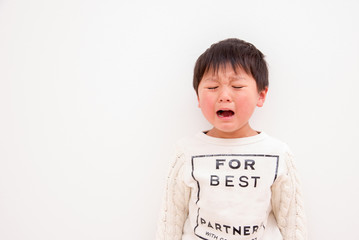 男の子　泣く