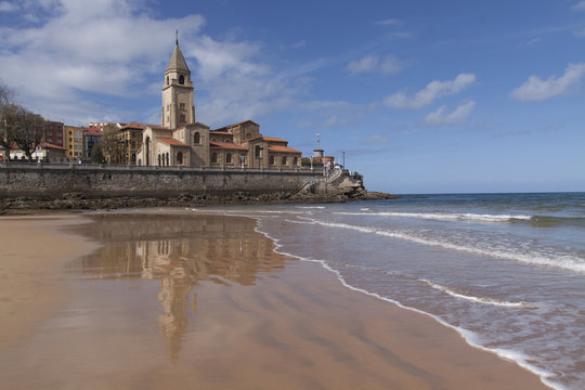reflejo en la playa de luanco  nubes  cielo   azul