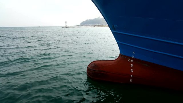 대형 배 선미가 파도에 흔들리고 있다.