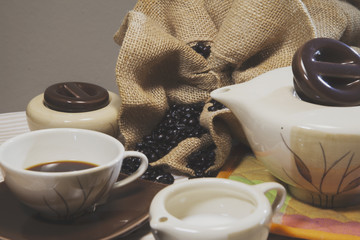 cafetera con taza de cafe recién hecho 