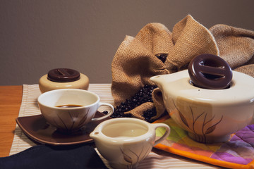 cafetera con taza de café