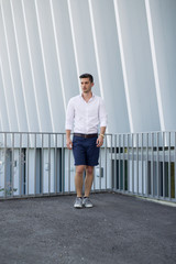 Business Mann vor moderner Architektur im weißen Hemd