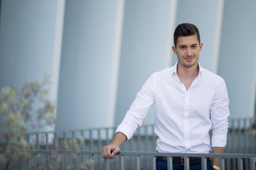 Business Mann vor moderner Wand im wei&szlig;en Hemd