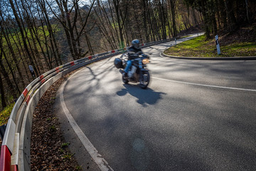 Motorradfahrer auf der ehemaligen Bergrennstrecke, Landstraße nach Zotzenbach