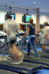 haciendo deporte en un gimnasio en cinta para correr y caminar personas enmovimiento