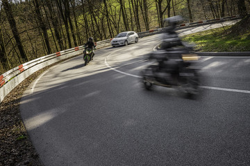 Motorradfahrer und Auto auf der ehemaligen Bergrennstrecke, Landstraße nach Zotzenbach