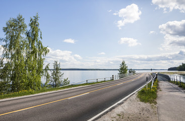 Obraz premium Beautiful road next to lake in Finland