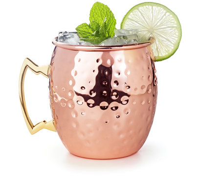 Fototapeta moscow mule cocktail in a copper mug garnished with lime and mint leaves