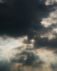 Fototapeta na wymiar Light rays shine through the clouds