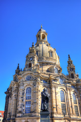Fototapeta na wymiar Frauenkirche in Dresden mit Lutherdenkmal