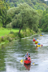 Wassersportler auf einem kleinen Fluss