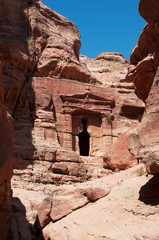 Giordania, sito archeologico di Petra, 02/10/2013: una tomba rossa sulla salita che porta al Monastero 