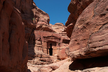 Giordania, sito archeologico di Petra, 02/10/2013: una tomba rossa sulla salita che porta al Monastero 