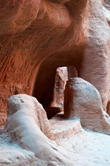 Giordania, Medio Oriente 2/10/2013: le diverse forme, i colori e le sfumature delle rocce rosse nel canyon del Siq, l'ingresso principale alla città di Petra