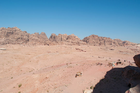 Giordania, 02/10/2013: il paesaggio giordano e le tende beduine dove si vendono prodotti alimentari, bevande, gioielli e artigianato locale nella valle desertica della città archeologica di Petra