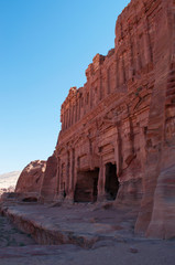 Giordania, Medio Oriente, 02/10/2013: il Muro dei Re con le Tombe Reali, enormi strutture funerarie scolpite nella roccia ai piedi della montagna nella città archeologica di Petra