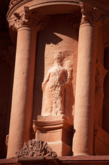 Giordania, 02/10/2013: il frontone di Al-Khazneh, il Tesoro, uno dei più famosi monumenti dell’antica città archeologica di Petra, costruito dai Nabatei e scavato nella parete rocciosa di arenaria