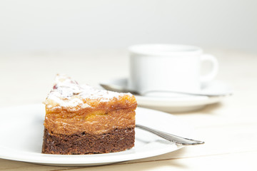 Stück Kuchen und eine Tasse Kaffee