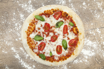 Pizza Mozarella auf Holzplatte