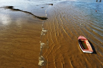 Barca abandonada en la playa