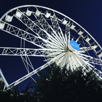 Grande roue du V&A Waterfront à Cape Town, South Africa de nuit