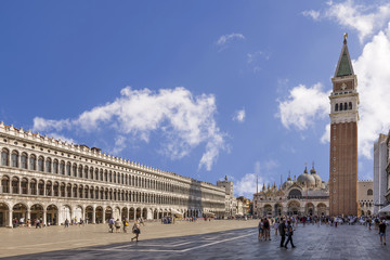 Naklejka premium Beautiful view of Piazza San Marco square in a moment of tranquility on a sunny summer day, Venice, Italy
