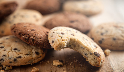 Kostprobe bei frischen Cookies