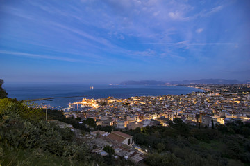 Obraz premium Vista panoramica di Castellammare del Golfo al calar della sera, provincia di Trapani IT 