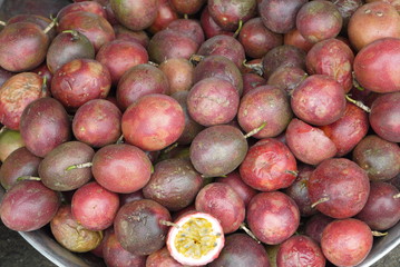  Тропический плод маракуя внешне похож на красное яблоко