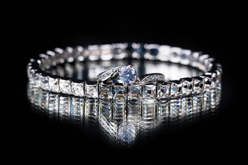 Anello di diamante con bracciale di swarovski riflessi nello specchio