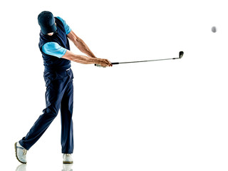 Een blanke man golfer golfen in studio geïsoleerd op een witte achtergrond