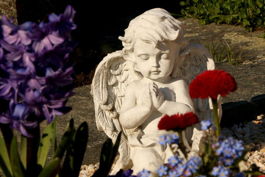 Cemetery, Friedhof im Frühling, Engel zwischen frühlingshafter Grabgestaltung