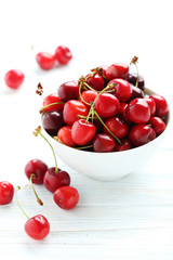 Obraz na płótnie Canvas Ripe cherries on a white wooden table