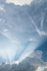 Fototapeta na wymiar Sonnenstrahlen durchdringen Wolkendecke
